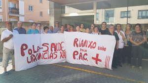 protesta fronte ao centro de saúde de Rianxo